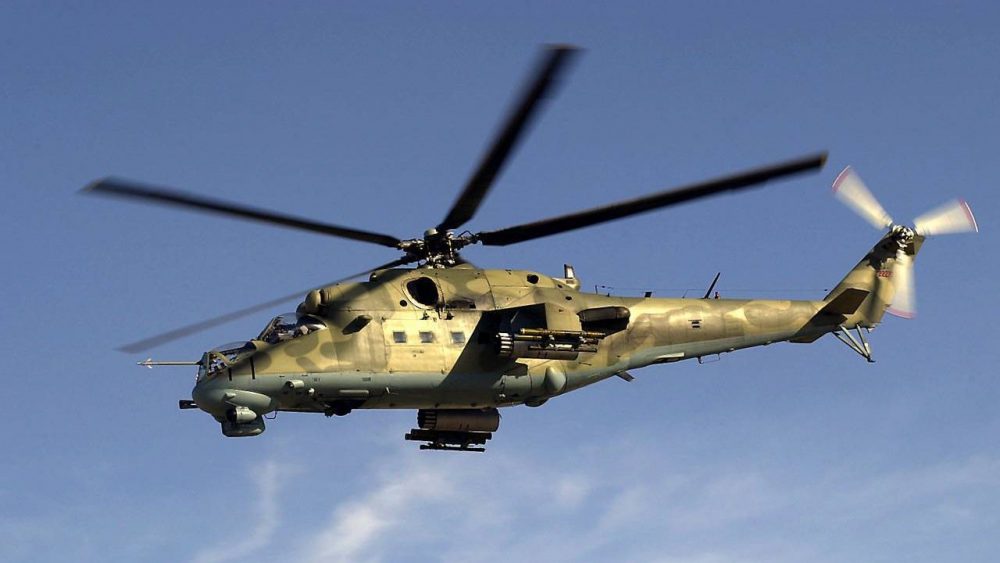В Брянске жителей испугал летевший низко над домами военный вертолет