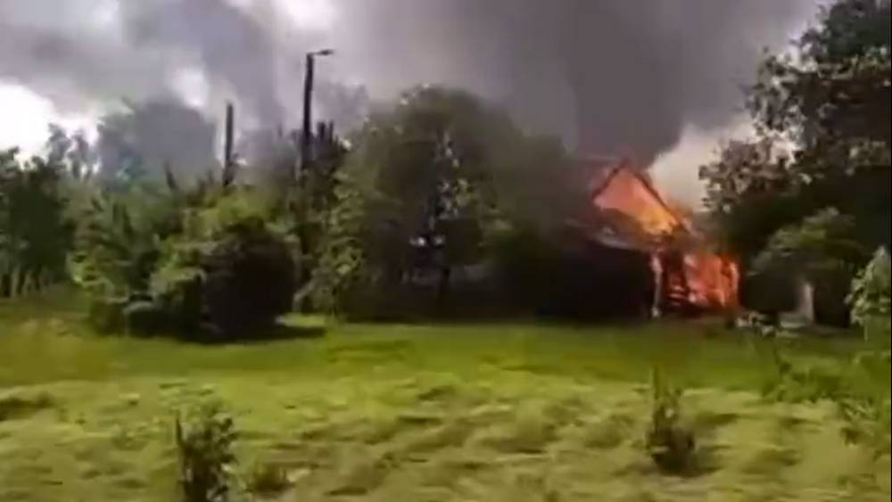 В интернете опубликовано видео последствий обстрела ВСУ брянского села Случевск