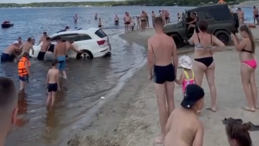 В Брянске посетители пляжа вытащили легковой автомобиль Audi из озера Орлик