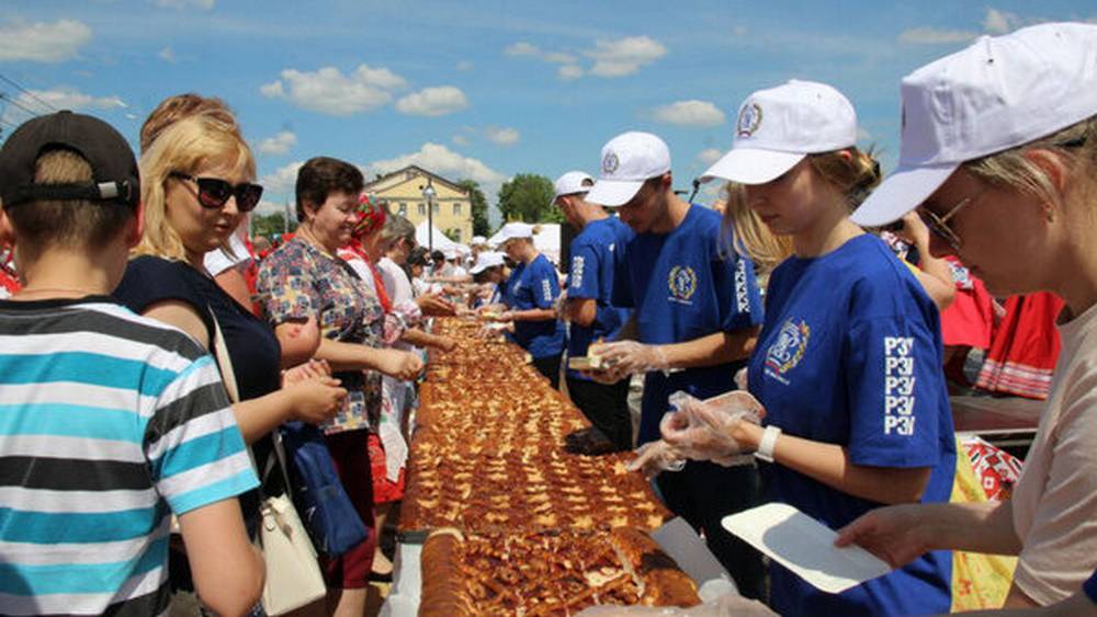 Брянские пекари угостили участников «Славянского единства» 20-метровым пирогом