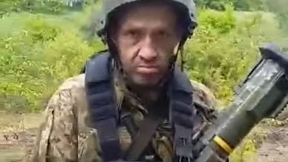 Появилось комичное видео непобедимых украинских вояк с четырьмя бронежилетами