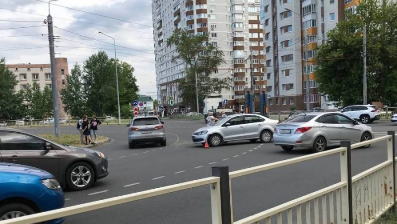 В Брянске на кольце на улице Крахмалева произошло нелепое ДТП