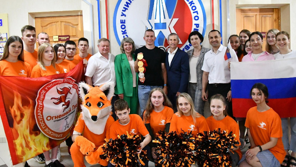 Александр Большунов посетил родное Брянское училище олимпийского резерва