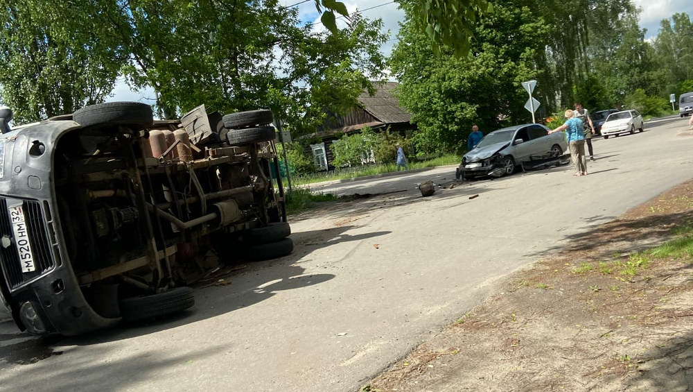 В Брянске на улице Ново-Советской после ДТП опрокинулся грузовик