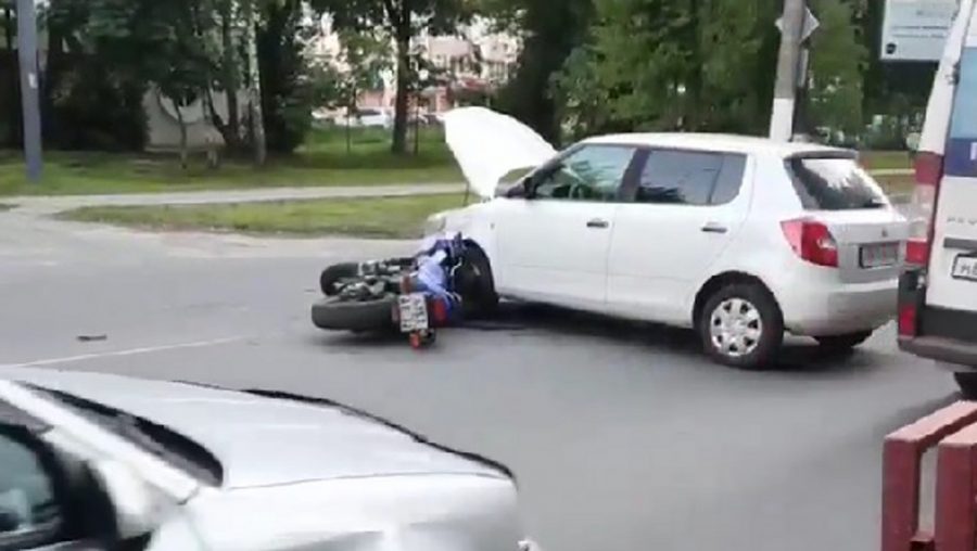 В Брянске возле Кургана Бессмертия мотоциклист сломал руку в ДТП с автомобилем