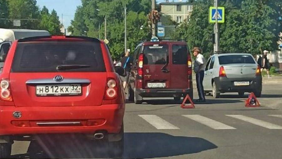 В Бежицком районе Брянска столкнулись микроавтобус и легковой автомобиль