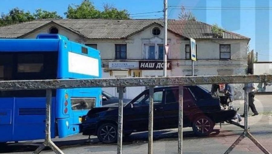 В Брянске на проспекте Московском легковушка врезалась в автобус