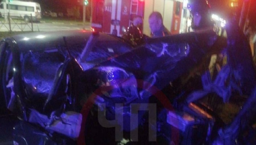 В Фокинском районе Брянска возле школы № 28 разбился легковой автомобиль