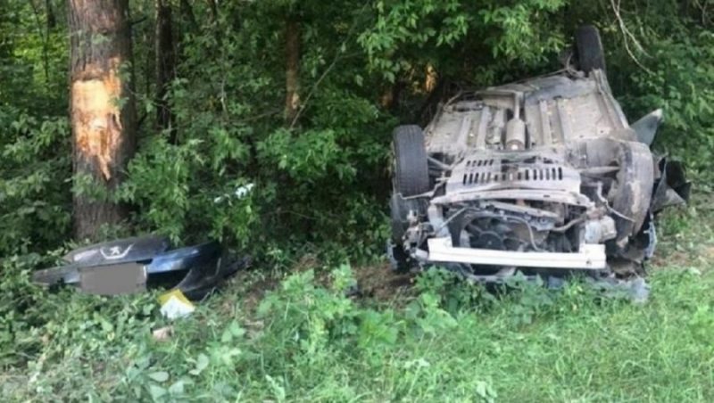 Под Климовом в перевернувшейся легковушке погиб 23-летний водитель