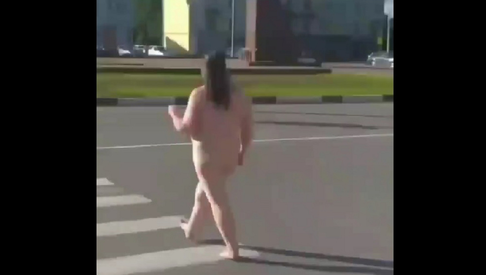 В Дятькове жителей удивила гулявшая по улицам голая женщина