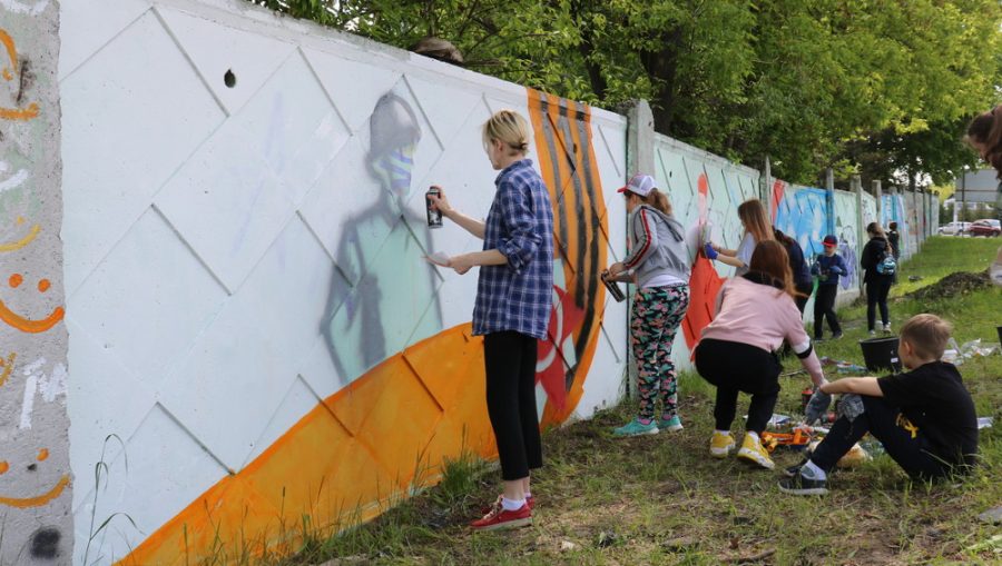 В Брянске молодые художники украсили граффити бетонный забор на въезде в Бежицу