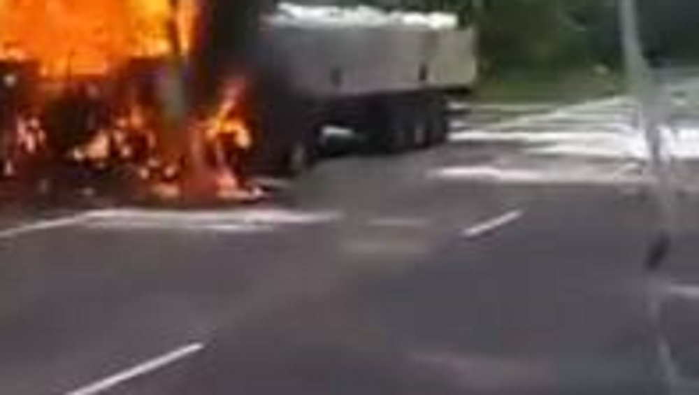Под Брянском на объездной дороге сгорел грузовик