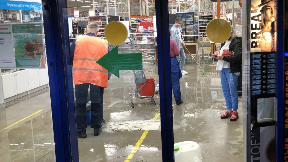 В Брянске гипермаркет «Линия» закрыли из-за потопа в торговом зале