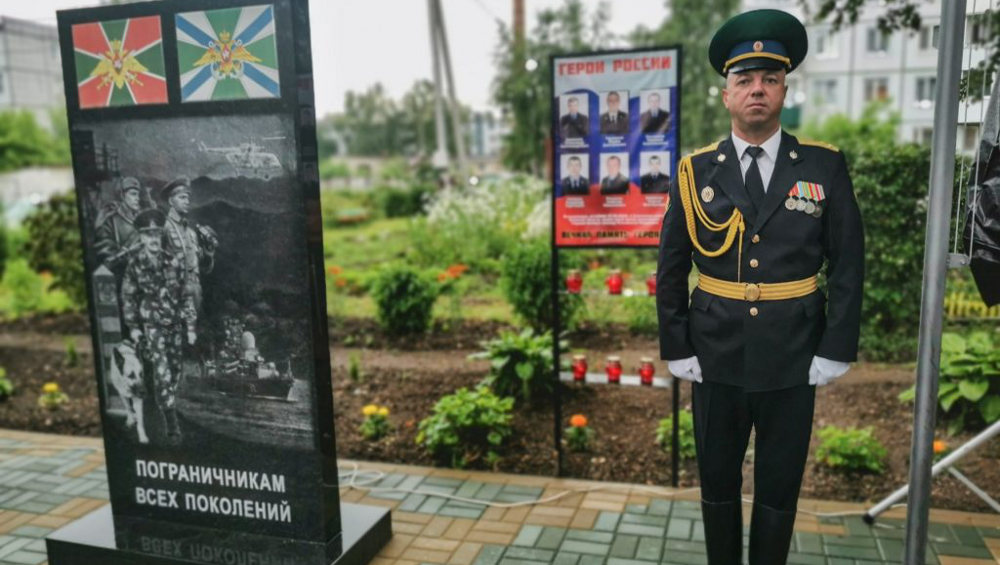 В Карачеве открыли сквер и памятник в честь пограничников всех поколений