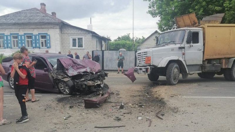В Климове покалечился молодой водитель БМВ в столкновении с мусоровозом