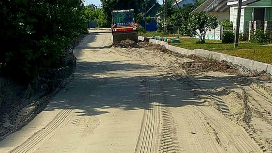В Брянске на улице Олега Кошевого сделали песчаное основание для проезжей части