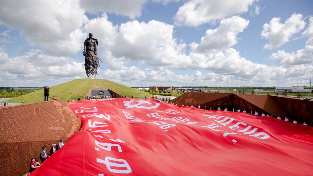 Самую большую копию Знамя Победы развернули на Ржевском мемориале