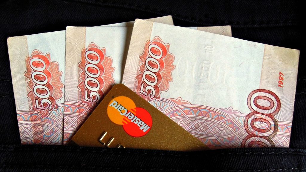 Жительницу Брянска оштрафовали на 200 тысяч рублей за 29 тысяч рублей взятки налоговику