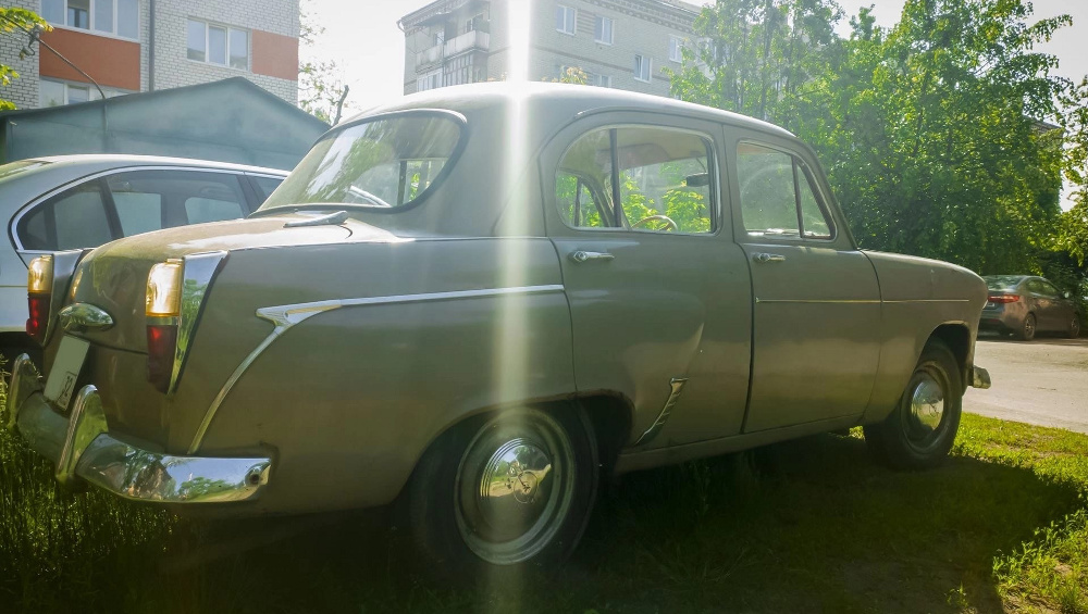 В Клинцах обсудили ездивший по городу и выглядевший как новый «Москвич-407»