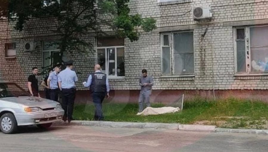 В Брянске в Новом городке возле многоэтажки нашли тело погибшего мужчины