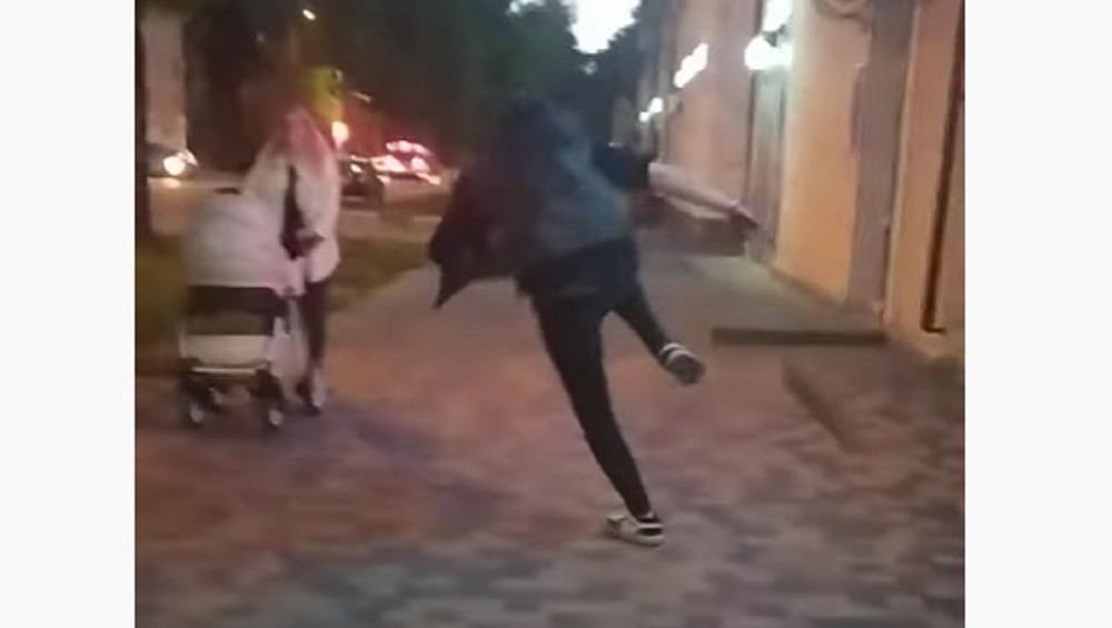 В Брянске странный парень дикими прыжками напугал женщину с коляской