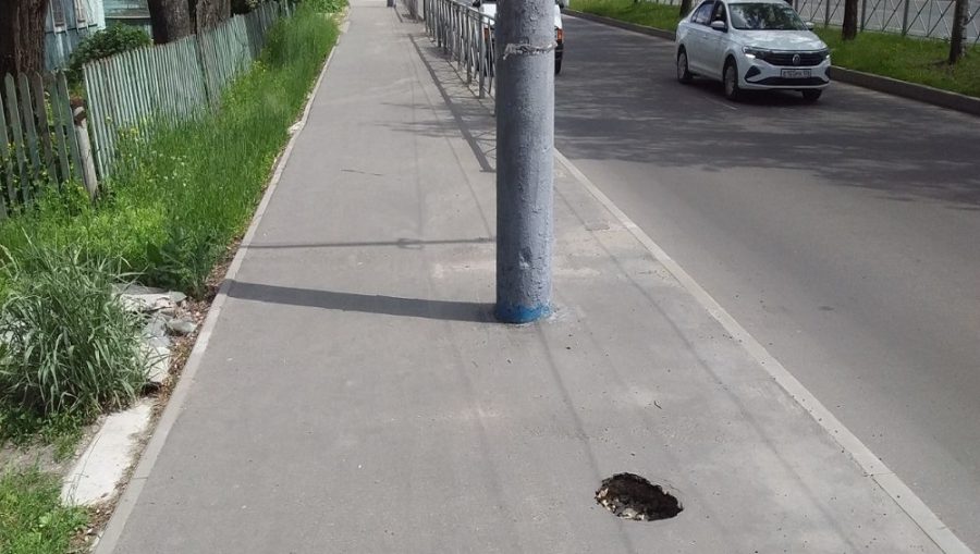 В Брянске провалился асфальт на обновлённом тротуаре по улице 22-го Съезда