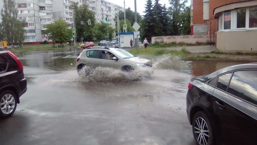 В Советском и Бежицком районах Брянска после ливня затопило дороги
