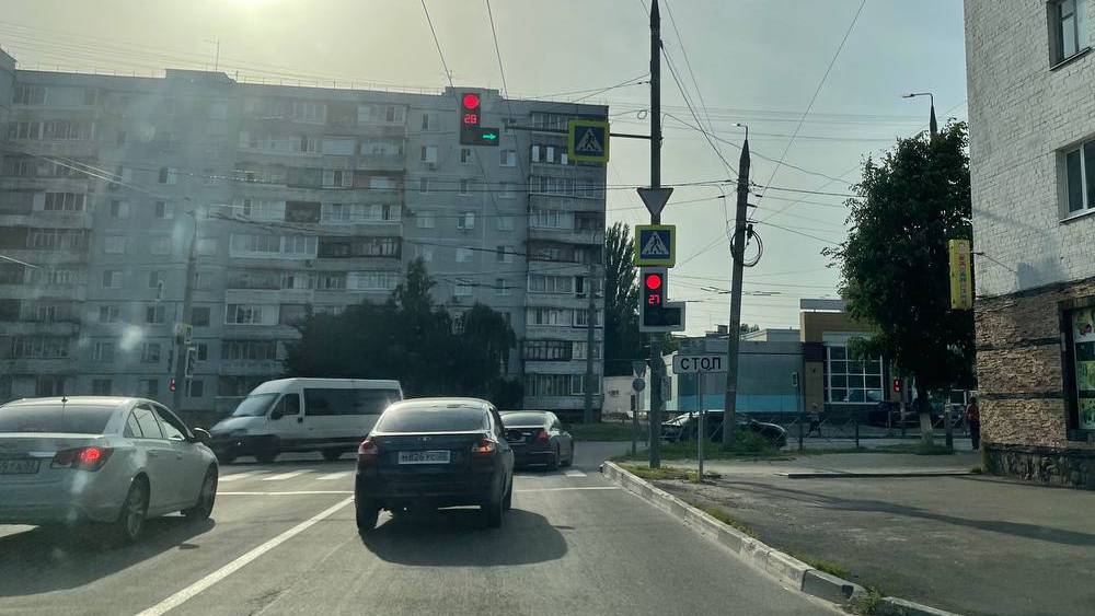 В Бежицком районе Брянска игривый светофор запутал водителей стрелками