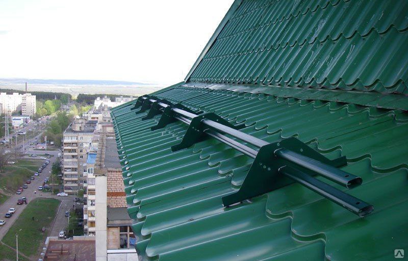 Особенности монтажа всех видов снегозадержателей на крышу