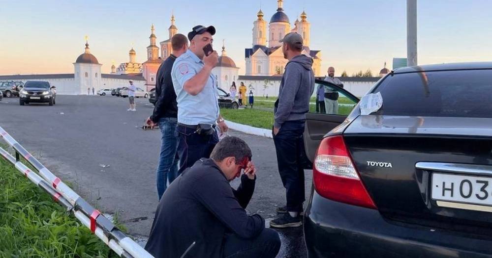 В Брянске водитель автомобиля Toyota протаранил столб у Свенского монастыря