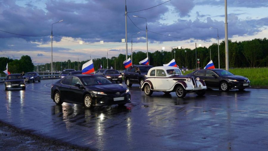 В Брянске к автопробегу в честь Дня России присоединились 1500 водителей