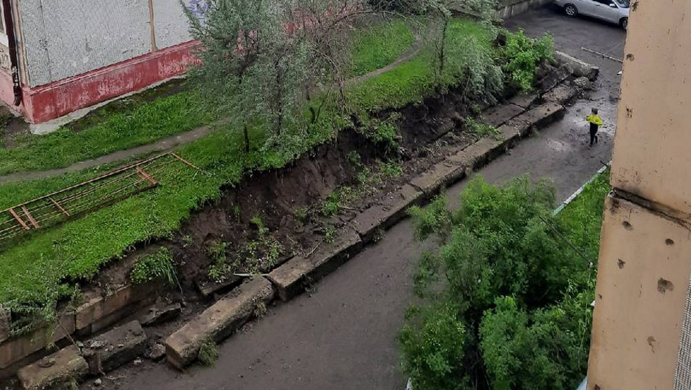 В Брянске после ливня рухнула подпорная стена в переулке Пилотов