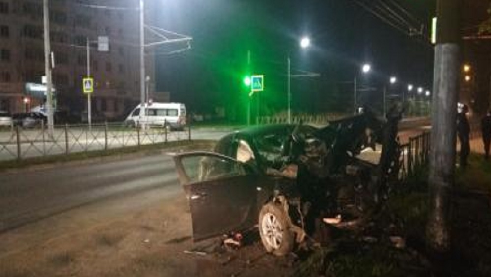 В Брянске в разбившемся у здания ГИБДД автомобиле пострадали 2 человека