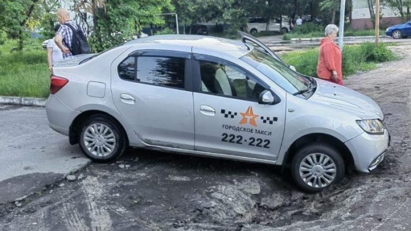 В Брянске автомобиль такси угодил в яму на улице Литейной