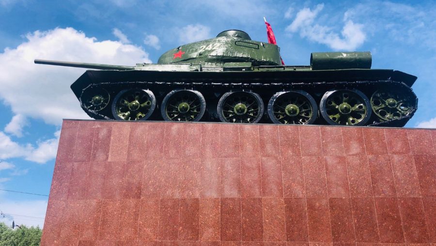В Брянске в Фокинском районе покрасили легендарный танк Т-34