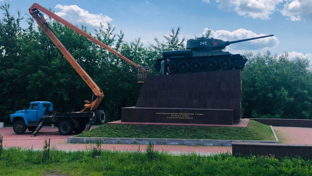 В Брянске подновили легендарный танк Т-34 и водрузили на него знамя