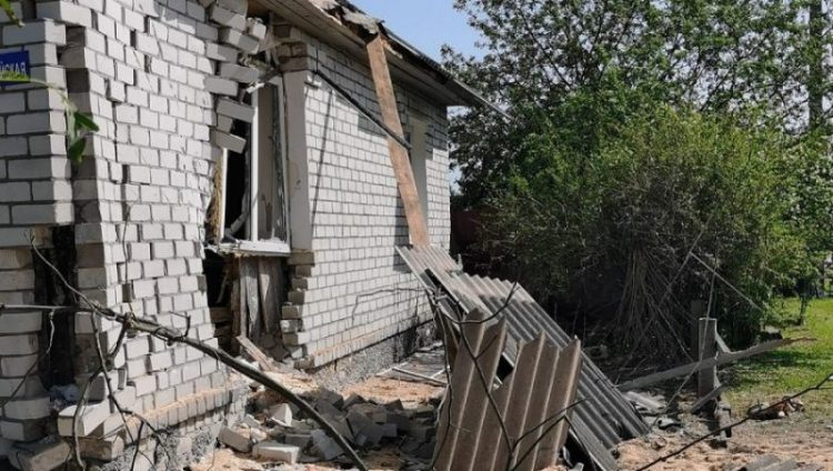 Брянцев попросили помочь семье из разрушенного при обстреле Суземки дома