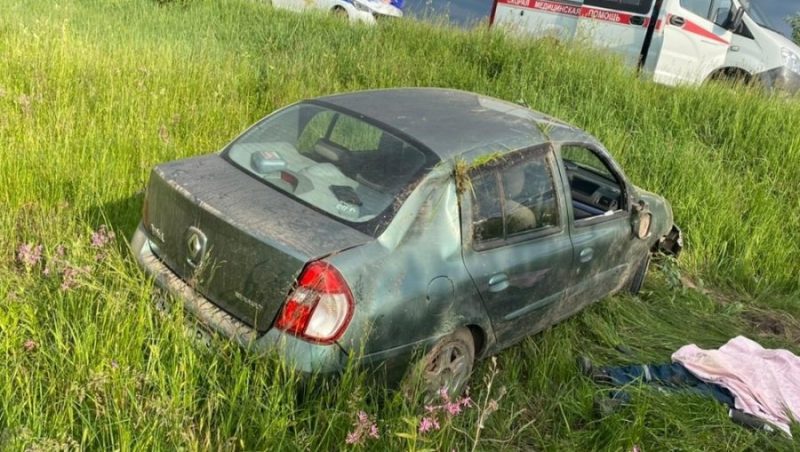 В Унечском районе скончался водитель съехавшего в кювет автомобиля Renault