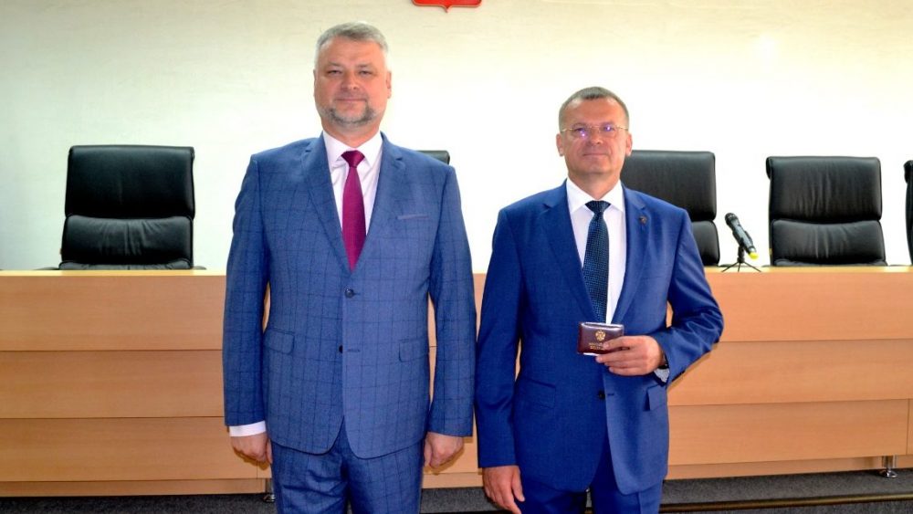 Новому председателю Брянского облсуда Александру Курганову вручили удостоверение