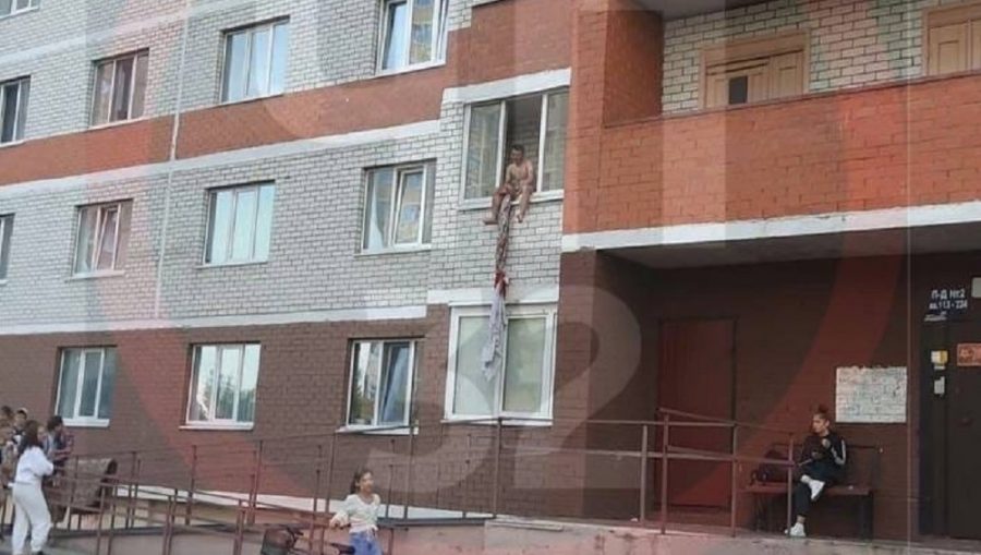 В Брянске раздетый мужчина попытался спуститься по простыне со второго этажа