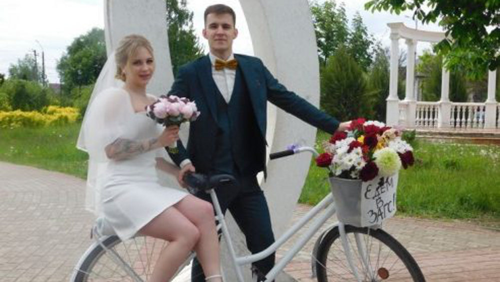 В брянских Клинцах молодожены приехали в ЗАГС на велосипеде