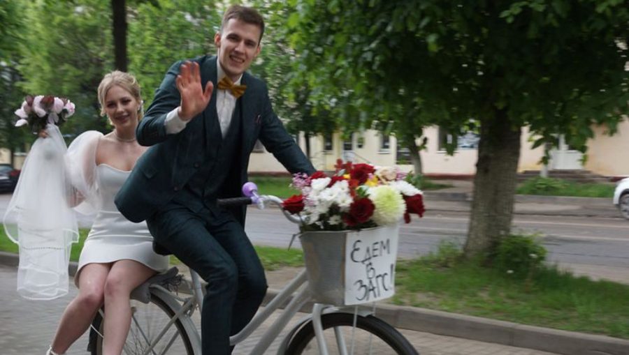 В Клинцах Брянской области молодожены приехали в ЗАГС на велосипеде