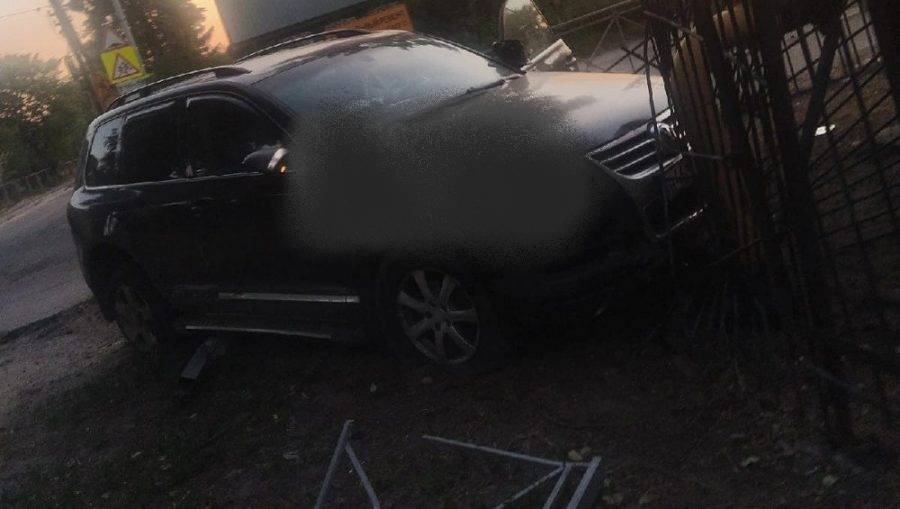 В Брянске легковой автомобиль протаранил ограждение возле школы № 36