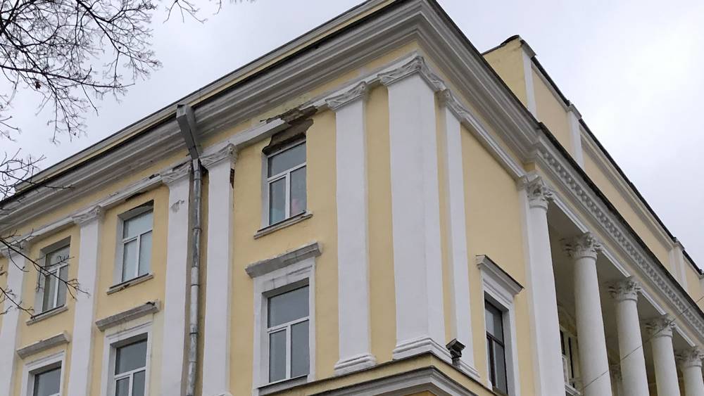 В Брянске начали ремонт крыши ДК Железнодорожников за 10 млн рублей