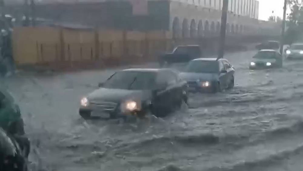 В Брянске возле Бежицкого рынка после ливня затопило дорогу
