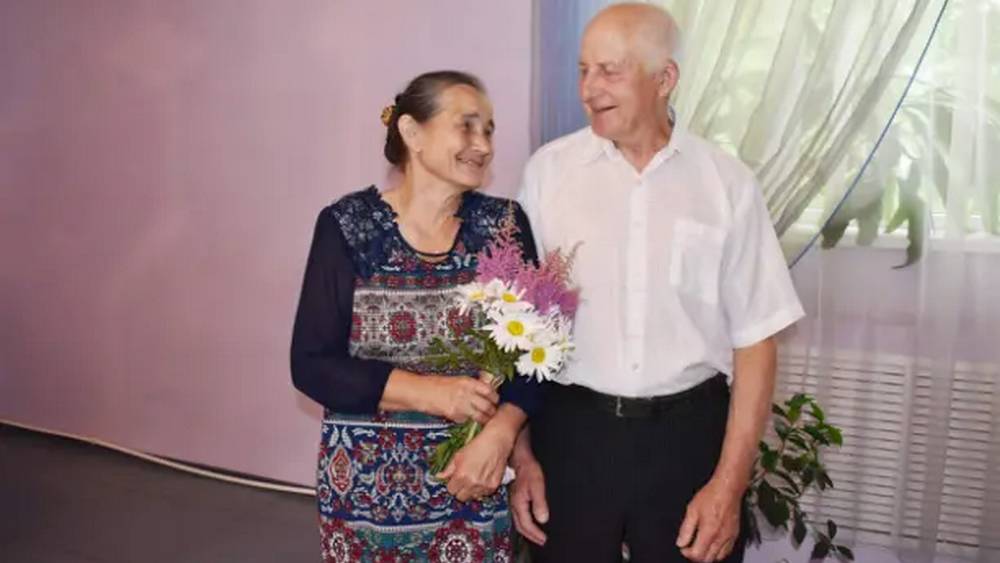 На золотую свадьбу влюбленные брянские супруги приехали на раритетной «Волге»