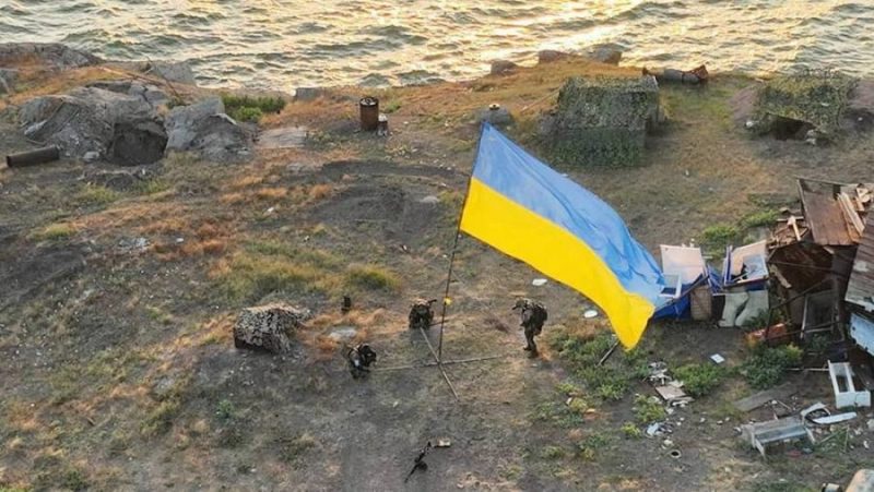 ВСК нанесли удар по снимавшимся с флагом на Змеином острове военным Украины