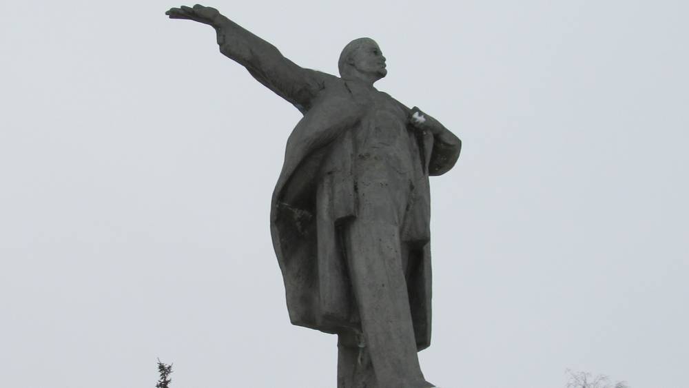Памятник Ленину в Комаричах Брянской области назвали танцующим