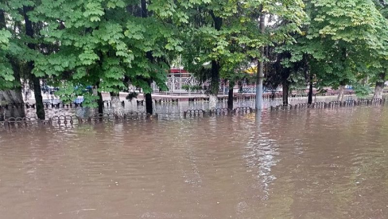 В Брянске улица Куйбышева после ливня ушла под воду