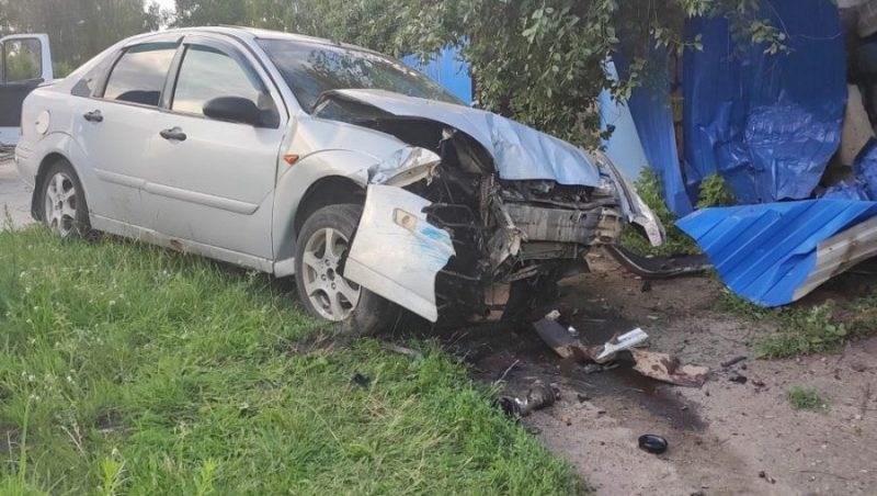 В Новозыбкове автомобилистка врезалась в забор ради спасения ребенка